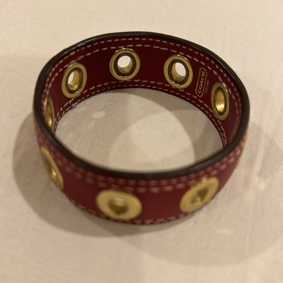 Stunning NEW Coach Leather Gromet Bangle Stackable Bracelet Red w/Gold Hardware - Picture 4 of 4